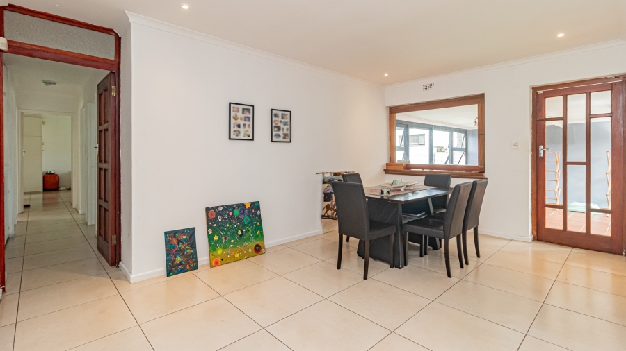 5 Bedroom Property for Sale in Sunnydale Western Cape